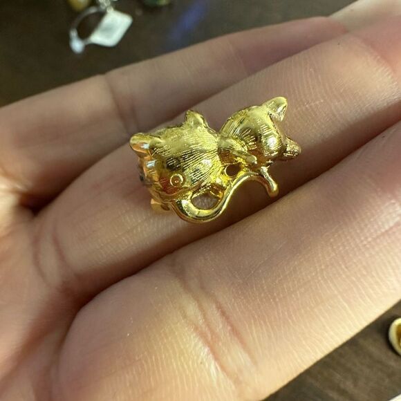 Avon June Birthstone Cat Pin Simulated Light Amethyst New - Picture 2 of 3